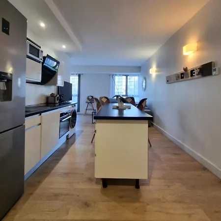 Daire Spacious 8-guest With 3 & Garage